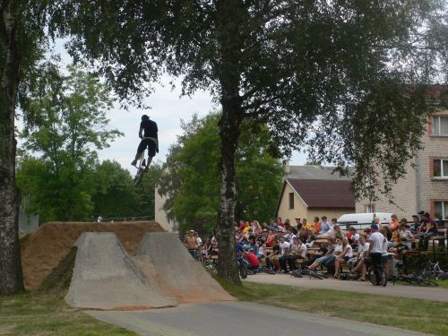 Ventspils skeitparkā sacensības inline un BMX