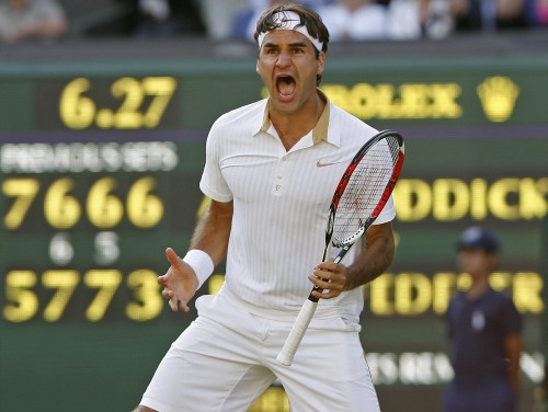 Federers uzvar Vimbldonā un apsteidz Samprasu