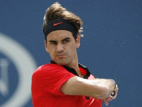 Federers trīs setos uzveic debitantu Britonu