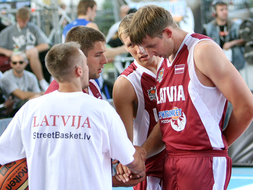 Latvijas strītbasketbolisti - grupas līderi "Moscow Open"