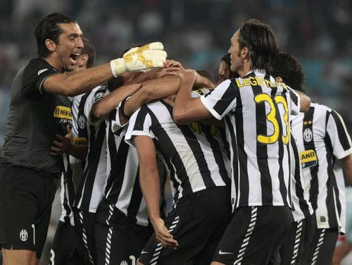 "Juventus" turpina pārliecinoši, "Milan" neizšķirts Livorno