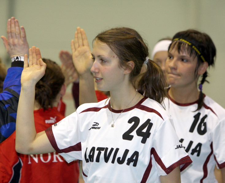 Sieviešu izlase piekāpjas Rīgas čempionāta vīru komandai
