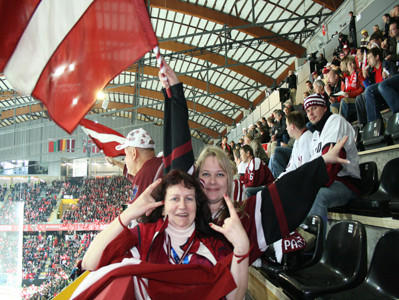 Atbalsti hokeja izlasi pārbaudes spēlē Frankfurtē
