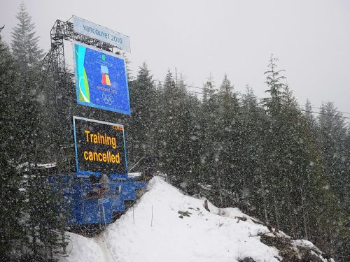 Kalnu slēpotāju treniņu norisē iejaucas laika apstākļi