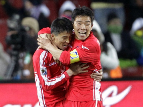 Ziemeļkorejas futbolistus dzimtenē "pāraudzina"
