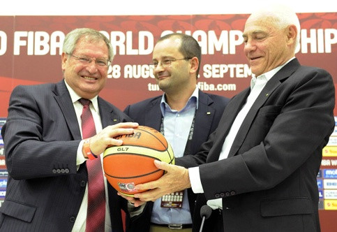 FIBA jauns prezidents: Elfinstons piespēlē bumbu Mainīni