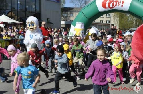 Smiltenē vairāk kā 1000 dalībnieki sacenšas "Top!" ielu stafetēs