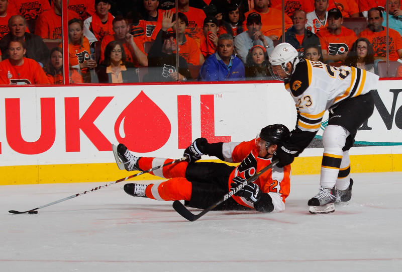 "Flyers" savā laukumā vēlreiz zaudē "Bruins"