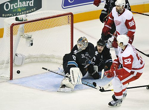 "Red Wings" atspēlē divu vārtu deficītu un turpina sēriju pret "Sharks"