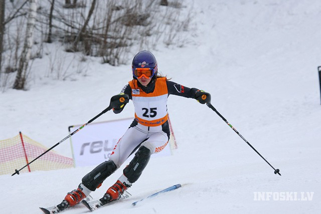 Žanete Gedra iekļūst trijniekā spēcīgākajās jauniešu kalnu slēpošanas sacensībās Itālijā