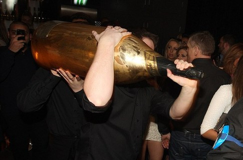 Angļu biznesmenis alkohola iegādei kādā Liverpūles naktsklubā iztērējis vairāk kā 200 000 sterliņu mārciņu