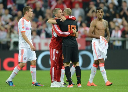 "Bayern" fani izsvilpj Robenu, Minhene apspēlē Nīderlandi