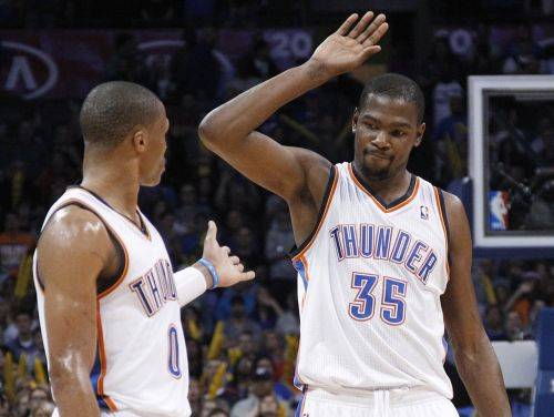 NBA līderu divcīņā Losandželosā uzvar "Thunder"