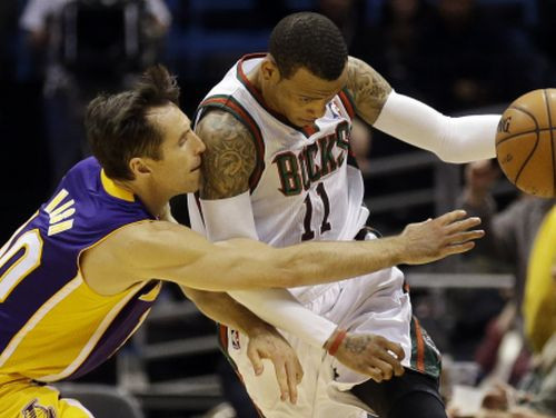"Lakers" zaudē Milvoki, Sendersam karjeras labākais mačs