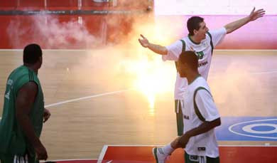 Pēc fanu nekārtībām "Panathinaikos" kronē par Grieķijas čempioniem