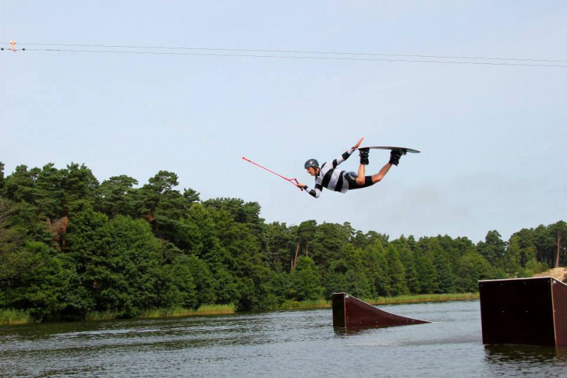 “BB wake park” Liepājā sestdien Baltijas labāko kabeļa veikbordistu sacensības un ballīte