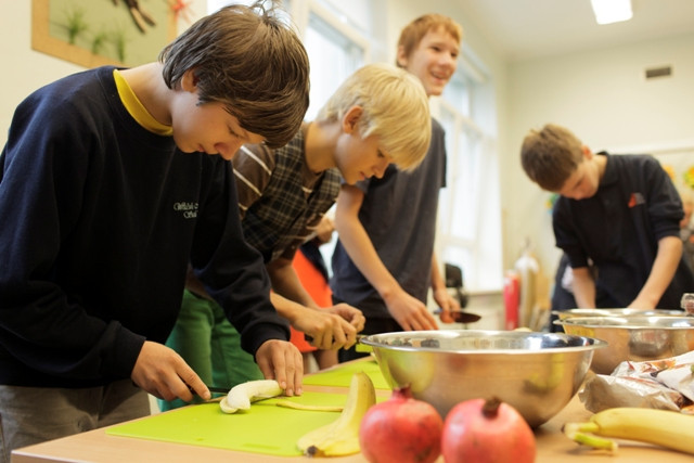 Rīgas Kultūru vidusskolas skolēni apgūst ēst gatavošanas iemaņas