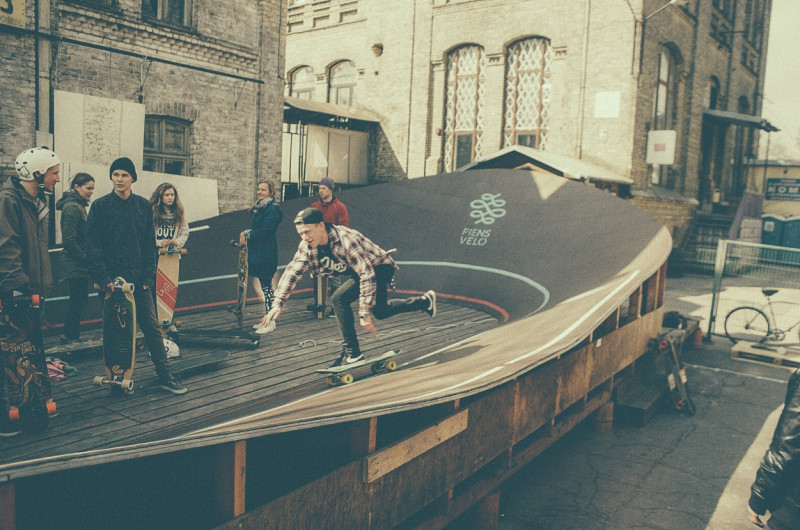 Rīgā notikušas pasaulē pirmās "longboard" minidroma pagalma sacensības