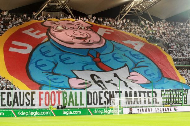 UEFA sāk izmeklēšanu par izaicinošo plakātu "Legia" spēlē