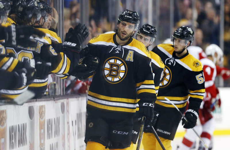 NHL pārbaudes spēles: Beržerona "hat-trick" neglābj "Bruins" no zaudējuma