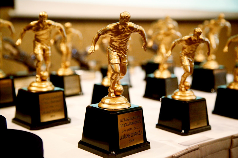 Apbalvoti 2014. gada LMT Futbola akadēmijas izcilnieki un Latvijas jaunatnes futbola čempionāta laureāti
