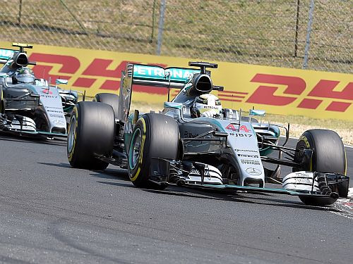 Hamiltons ātrākais trešajā F1 treniņā pēc kārtas, Raikonenam problēmas