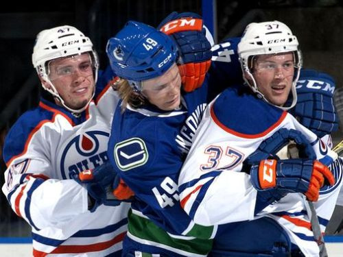 Bukartam un "Oilers" uzvara mačā pār Ābolu un "Canucks", Dzierkalam piespēle