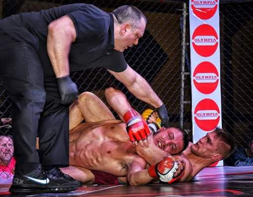 MMA čempions Aleksandrs Jakobsens turpina uzvarēt