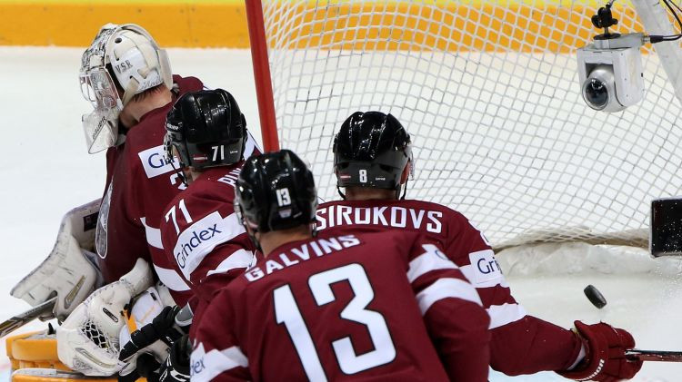 Latvija IIHF rangā noslīd uz 12. vietu, nākamā PČ grupas vēl neskaidras