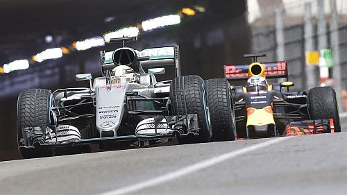 Hamiltons Monako izcīna pirmo uzvaru sezonā