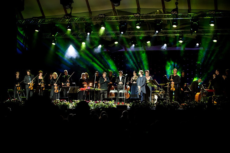 Koncerts Dolce Vita Dzintaru koncertzālē pieceļ kājās simtiem klausītāju