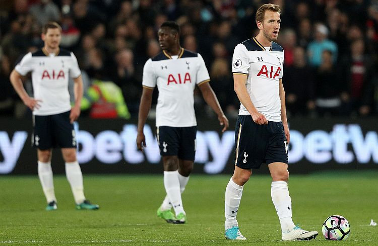"Tottenham" zaudē un pamatīgi sabojā izredzes cīņā par titulu