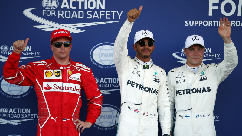 Hamiltons aizspraucas garām Botasam, otrā rinda tiek "Ferrari"