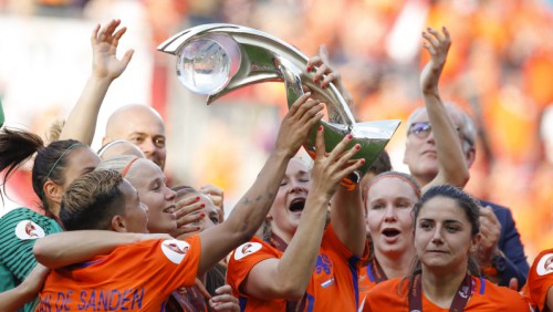 Nīderlandes dāmas sešu vārtu finālā pirmoreiz kļūst par Eiropas čempionēm