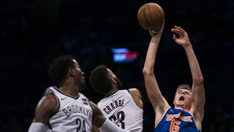 Porziņģim seši punkti, "Knicks" ar vāju aizsardzību piedzīvo smagu sagrāvi Bruklinā