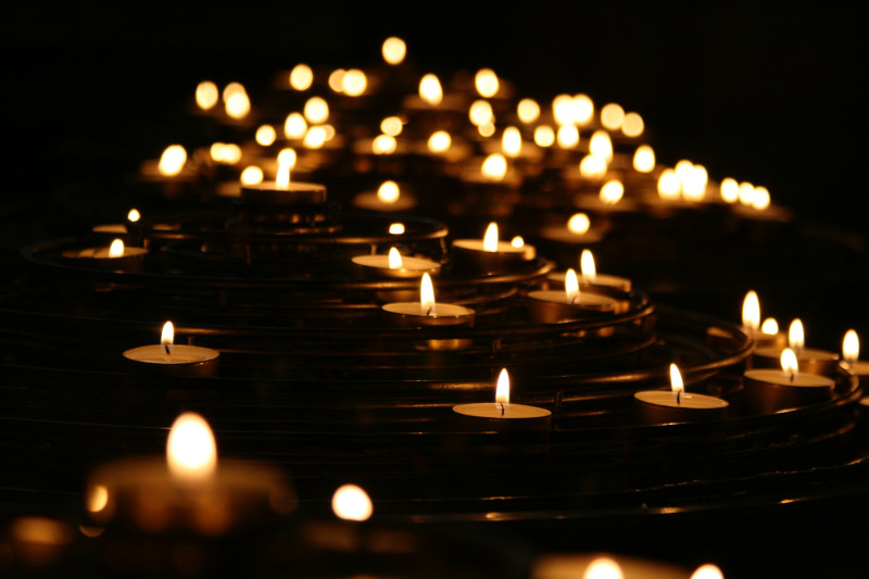 Sākusies sveču dedzināšanas sezona – aicina iedzīvotājus būt uzmanīgiem
