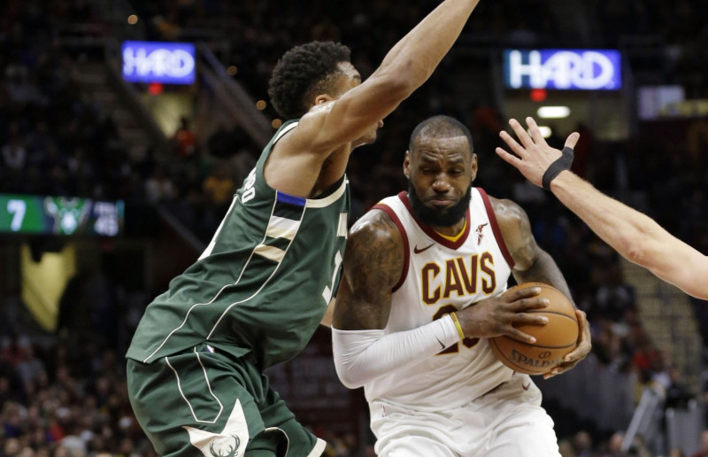 Adetokunbo iemet 40, bet "Cavs" uzveic "Bucks"