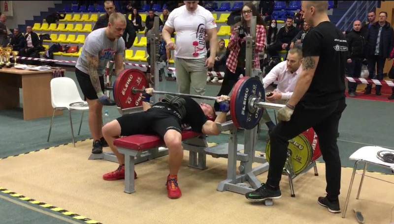 Krīt Latvijas rekordi arī svara stieņa spiešanā guļus bez ekipējuma