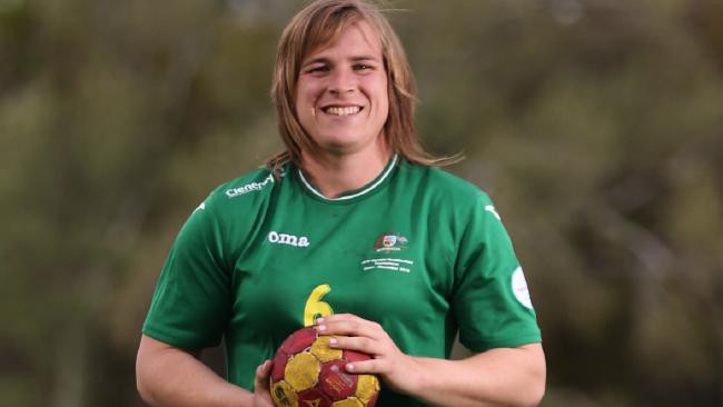 Dzimumu mainījušam bijušajam handbolistam atļauts spēlēt austrāliešu futbola sieviešu līgā