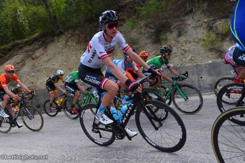 Neilands Izraēlā debitē "Giro d'Italia" ar 169. vietu individuālajā braucienā