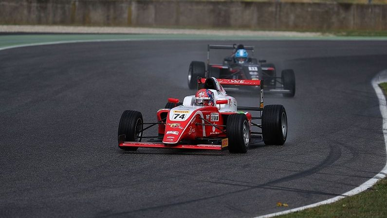 "Ferrari" nolīgtais Fitipaldi izcīna Itālijas F4 titulu un sāk ceļu uz F1