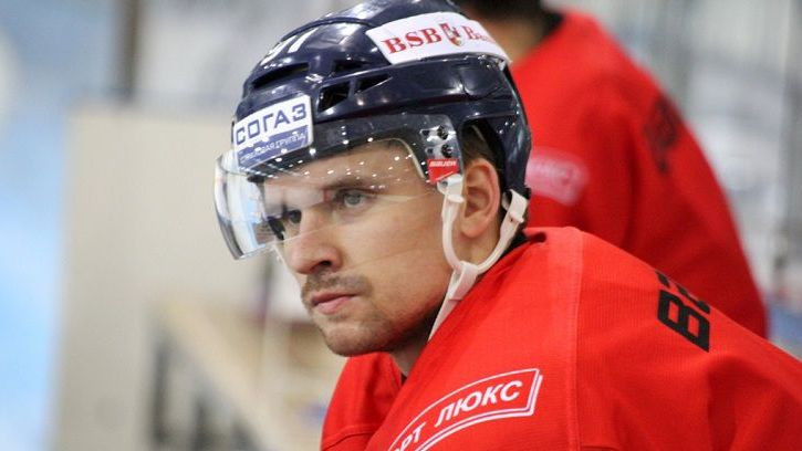 Baltkrievu hokejists iepriecina Latvijas saraudinātu zēnu
