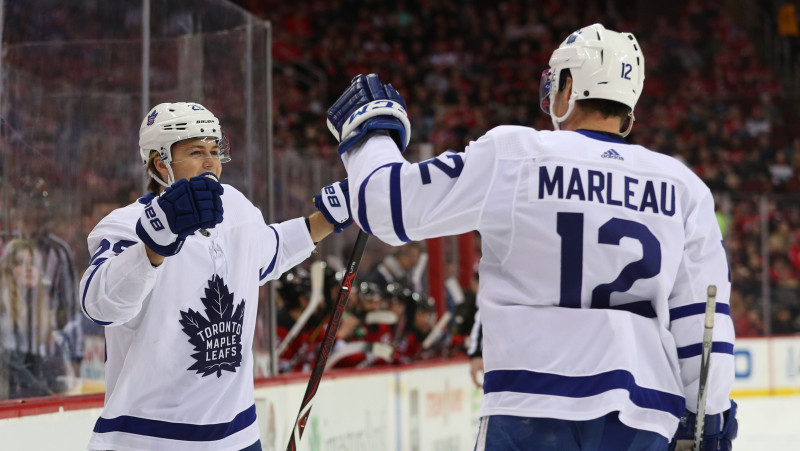 "Maple Leafs" uzbrukums kļūst vēl bīstamāks: Nīlanders sezonas debijā spēlēs kopā ar Metjūzu
