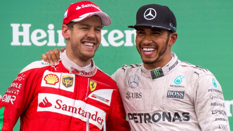 Rosbergs: "Fetels darbam ziedojas vairāk nekā Hamiltons"