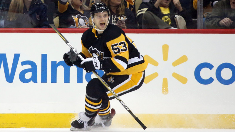 Bļugers otrajā spēlē NHL gūst debijas vārtus ar pirmo metienu, "Penguins" pārspēj "Senators"