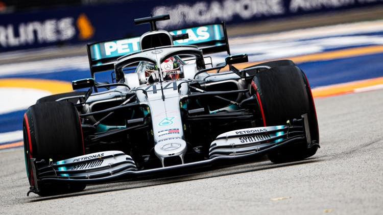 Hamiltons pārspēj Verstapenu otrajā F1 treniņā Singapūrā