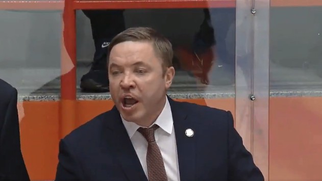 KHL treneris piedraud sadedzināt mača tiesneša mašīnu