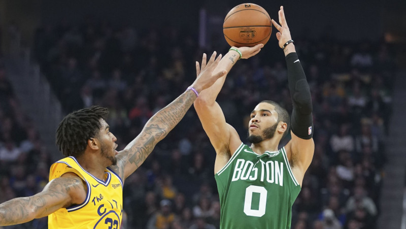 "Celtics" izcīna desmito uzvaru pēc kārtas, "Warriors" Raselam trauma, Hārdenam 44 punkti