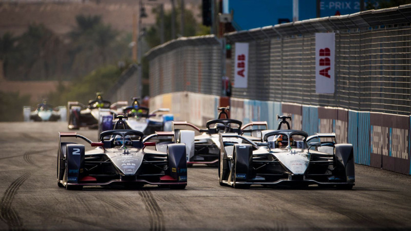 "Mercedes" komanda izcīna pjedestālu "Formula E" debijā