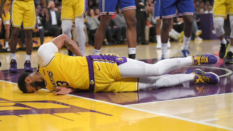 Deiviss nepabeidz spēli traumas dēļ, Hovards trāpa tālmetienu, "Lakers" pieveic "Knicks"